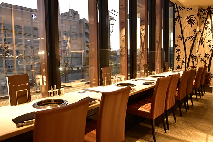 窓際カウンター席