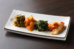 キムチ盛り合わせ 750円<br>（白菜・きゅうり・大根・にら）